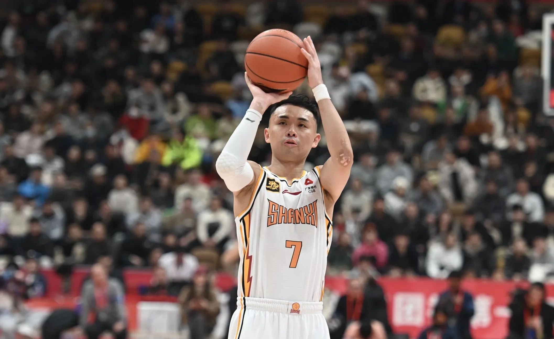 江苏队鏖战凯尔特人，张镇麟状态火热