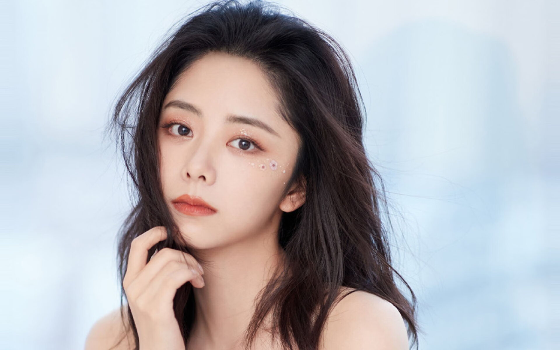 当蓝黑军团遇见红龙,边境线上一场足球的国家对话与斯通斯的生涯封神夜